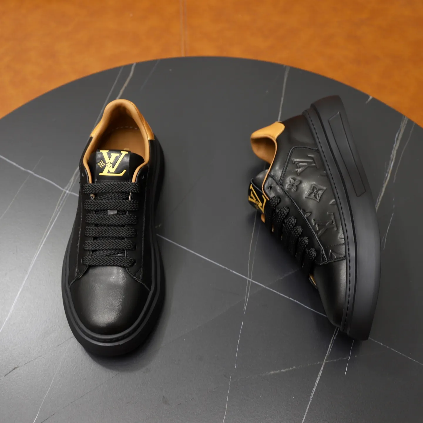 Ex-factory price: 460💰🙅‍♂️🙅‍♂️🙅‍♂️ Brand: LV Louis Vuitton Standard code: 38-44 (45 customized) Grade: Same as the official website Material: Original cowhide fabric Comfortable cowhide lining Increased lightness, wear-resistant and soft outsole Style category: Men's fashionable casual shoes Running sneakers Distinguished luxury brand elements Top luxury Color: actual picture color
